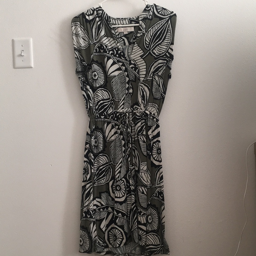 LOFT comfy olive green patterned dress 😍